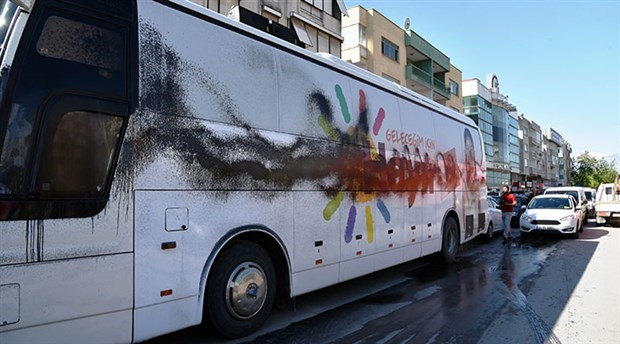 'Hayır' otobüslerine boyalı saldırı