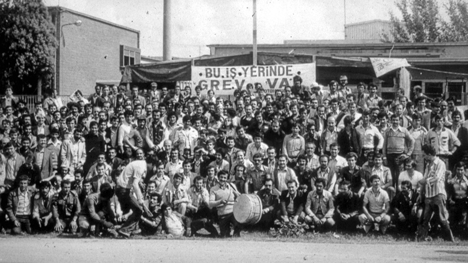 Bir fabrika önünde grev yapan işçiler | İstanbul, 1980