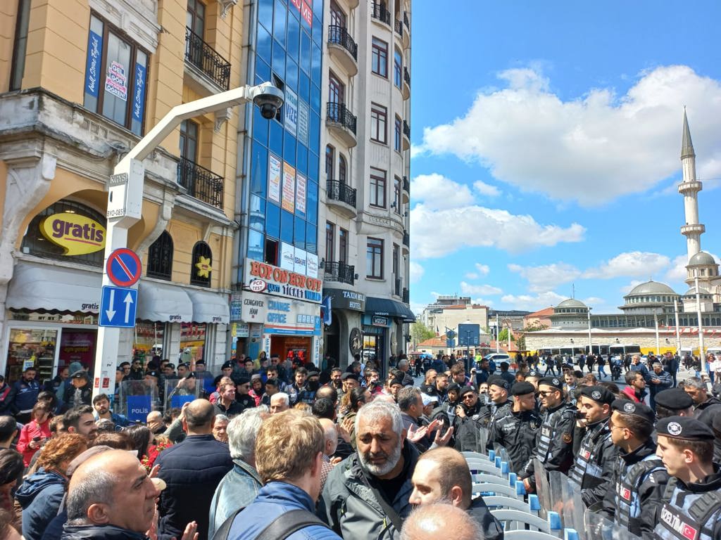 Anma programı ablukaya alındı, polis barikatları kuruldu.