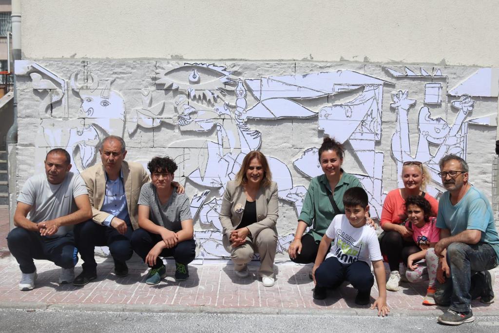 Öğrenciler Guernica’yı geçen yıl atık malzemelerden yapmıştı.