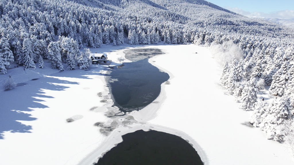 Gölcük Tabiat Parkı'ndaki gölün yüzeyi buz tuttu - Resim : 1