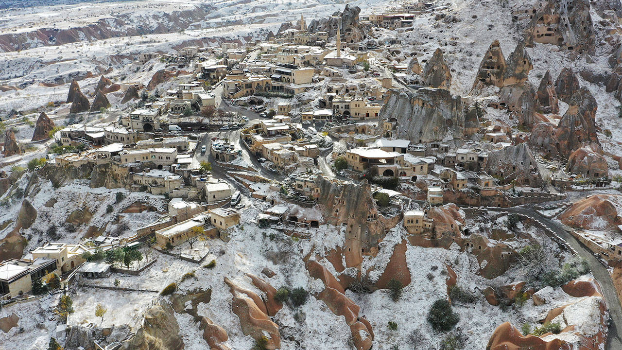 Nevşehir'de 3 saatlik kar yağışı peribacalarını beyaza bürüdü
