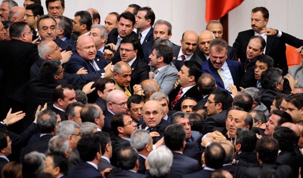 AKP, emeği ve Meclis muhalefetini susturmak istiyor