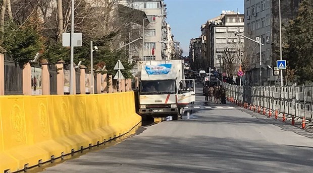İstanbul Emniyet Müdürlüğü önünde freni patlayan kamyon paniğe yol açtı