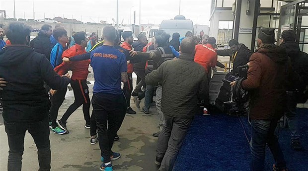 Başakşehirli futbolcular gazetecilere saldırdı