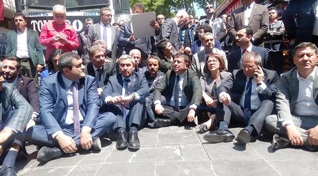 CHP Milletvekilleri oturma eyleminde