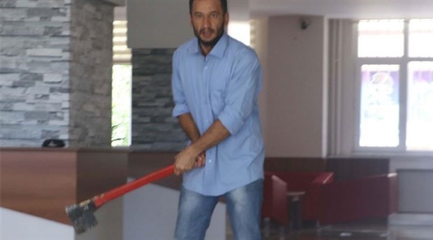 Man chanting takbir raids an office of a mufti in Turkey with an axe in hand