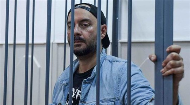 Yönetmen Kirill Serebrennikov kafes içinde mahkemeye çıkarıldı