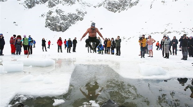 Buz tutan gölü kırıp içinde yüzme şenliği düzenlediler