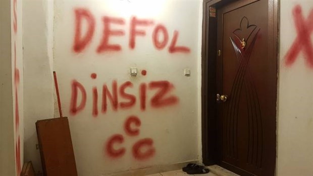 Şimdi de İstanbul: Alevi bir ailenin evinin kapısına çarpı işareti ve "İslam" yazılaması