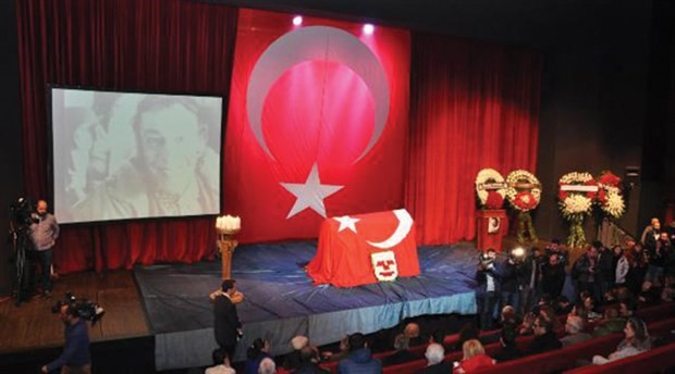 Münir Özkul "Mahmut Hoca" sloganlarıyla uğurlandı
