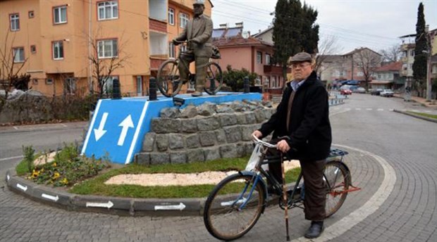 52 yıldır bisiklete binen kişinin heykeli dikildi