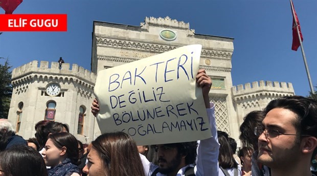 İstanbul Üniversitesi öğrencileri ve akademisyenleri bölünmeye karşı ayakta