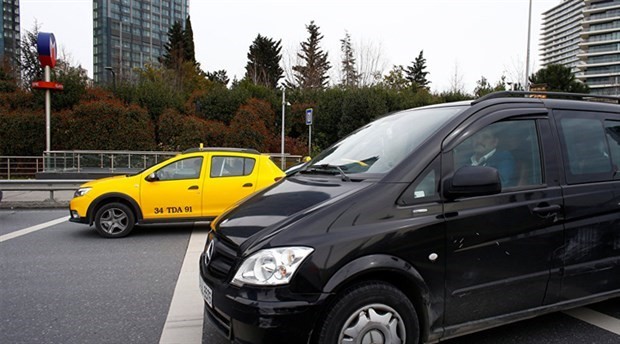 Taksiciler, havalimanında Uber zannettikleri aracın yolunu kesti