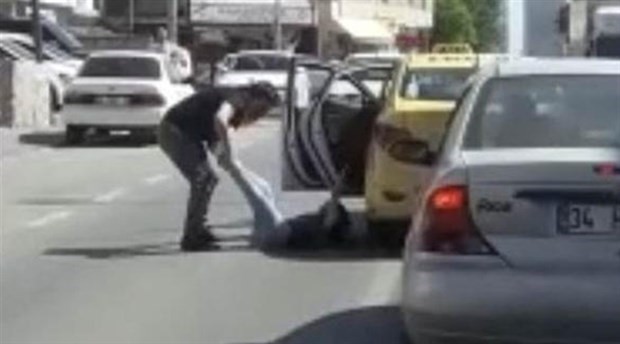 Kadın yolcuyu bacağından tutup dışarı atan taksici yakalandı