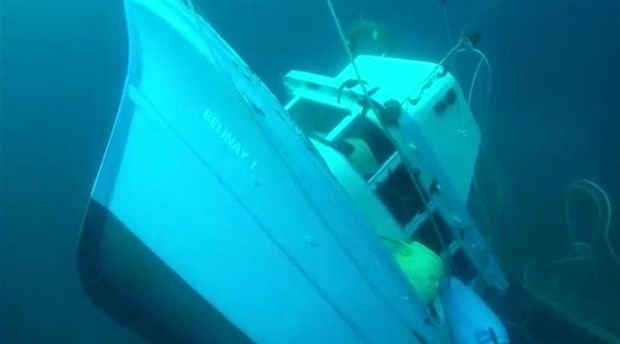 Ayvalık, batan teknede kaybolan 2 genç için seferber oldu