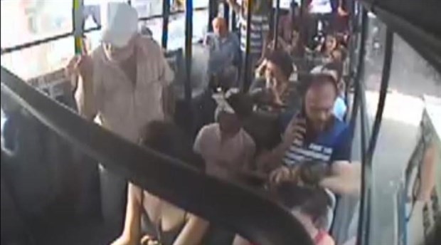 Gerici şahıs, otobüste mini etekli kadını hedef gösterdi