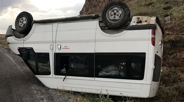 İşçileri taşıyan minibüs devrildi: 6 yaralı