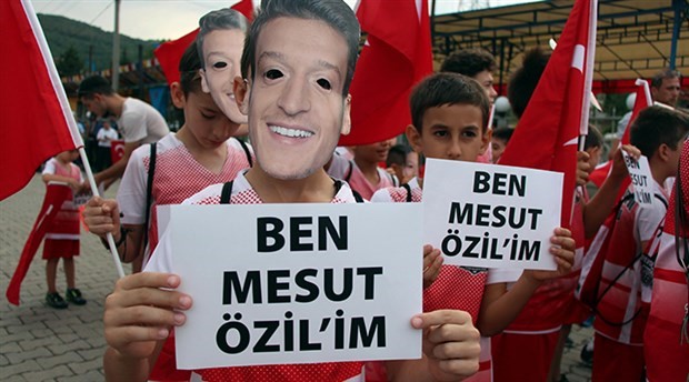 Zonguldak'ta çocuklara 'Özil maskesi' taktırıp yürüyüş yaptırdılar