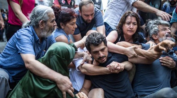Akit yazarı: Cumartesi annelerinin sabah akşam AKP'ye dua etmesi gerekir