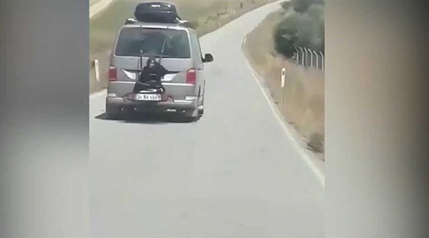 Minibüsün arkasına bağlı yolculukta sürücüye gözaltı