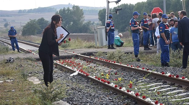 Çorlu'daki tren faciasında yaşamını yitiren 25 kişi, karanfillerle anıldı