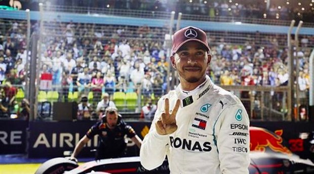 Singapur'da kazanan Lewis Hamilton