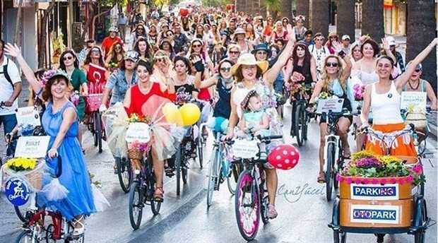 Kadınlar bisikletle sokağa çıkıyor