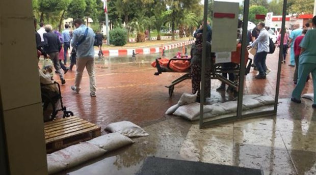 İzmir'deki sağanakta hastaneyi su bastı