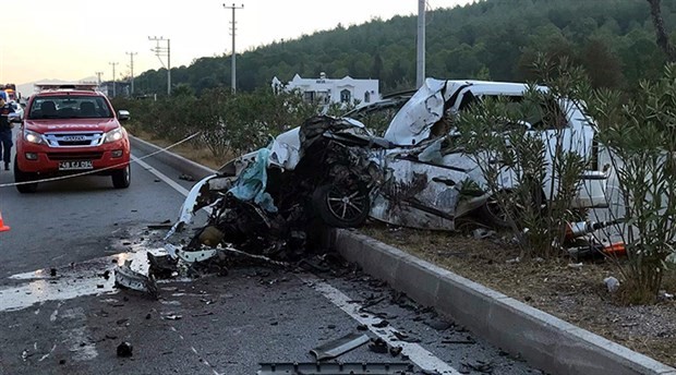 Bodrum'da işçi servisi ile otomobil çarpıştı: 2 ölü, 23 yaralı