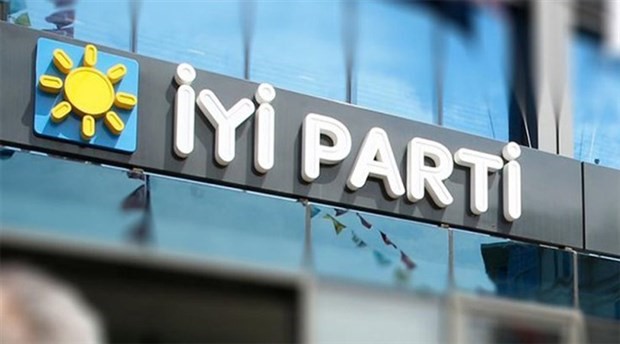 İzmir'de İYİ Parti'nin 17 ilçe başkanı, görevinden istifa etti