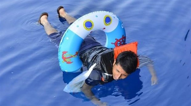 Çocuk can simidi ve 1 ekmekle yüzerek Yunanistan'a kaçmak istedi