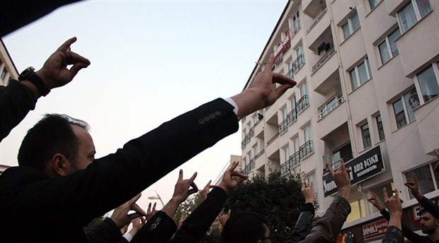 Ülkü Ocakları üyeleri Memur-Sen'i protesto etti
