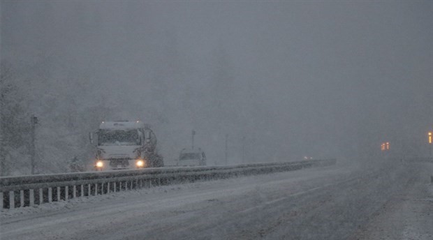 Antalya-Konya Karayolu kar yağışı nedeniyle trafiğe kapandı