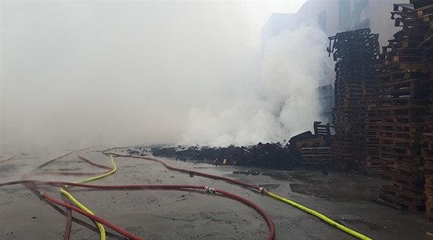 Esenyurt'ta fabrikalar yandı: "Yangın kontrol altında"