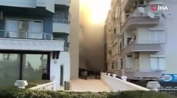 Antalya'da otel yangını: Zemin kat tamamen yandı