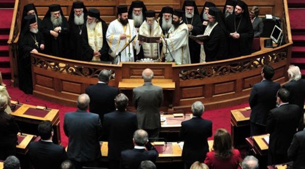 Rahipler rahatsız: Yunanistan'da din görevlileri memurluktan çıkarılacak