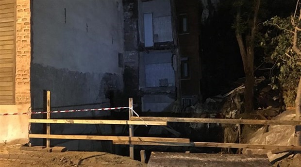 Samatya'da iki bina çökme riski nedeniyle boşaltıldı