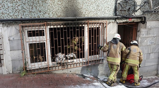 Fatih'te yangın: Apartman sakinlerini itfaiye ekipleri kurtardı