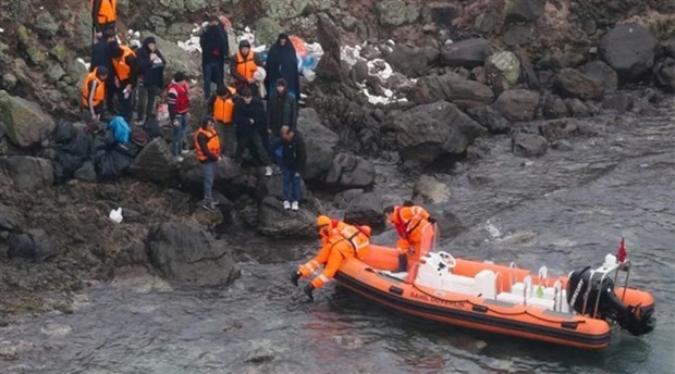Ege Denizi'ndeki Yumurta Ada'da mahsur kalan 44 göçmen kurtarıldı
