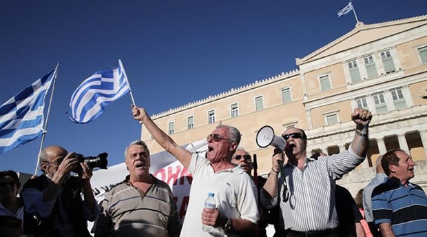 Yunanistan'da emeklilerden 'kesintiler iptal edilsin' talebi