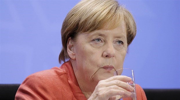 Yunanistan'da bir kadın Angela Merkel'e bomba göndermekten gözaltına alındı