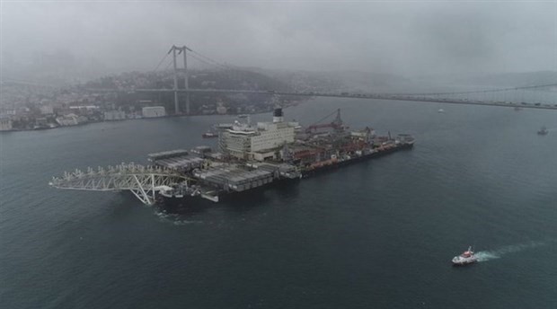 Dünyanın en büyük gemisi İstanbul Boğazı'ndan geçti