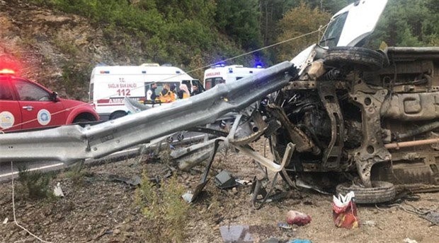 Antalya'da yolcu minibüsü devrildi: 1 ölü, 8 yaralı