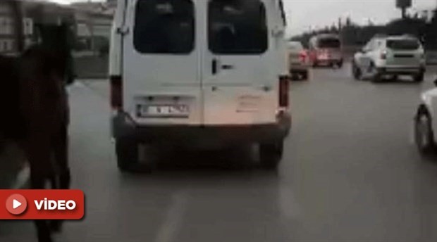 Bandırma'da bir at minibüsün arkasına bağlanarak yol boyu çekildi