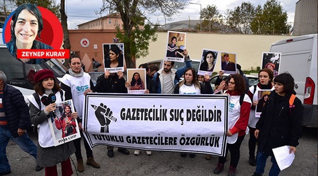 Gazeteciler, tutuklu meslektaşları için ayakta