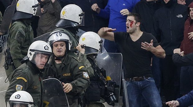 AEK - Ajax maçında polisle taraftarlar arasında arbede yaşandı