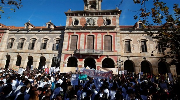 İspanya'da sağlık ve itfaiye çalışanlarından protesto
