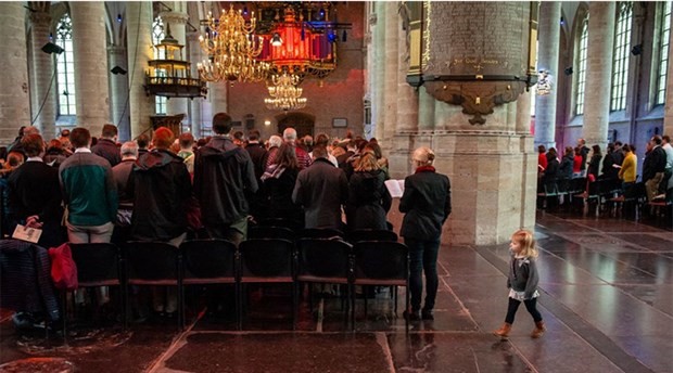 Hollanda'da kiliseye sığınan ailenin sınır dışı edilmesini engellemek için 800 saattir ayin yapılıyor