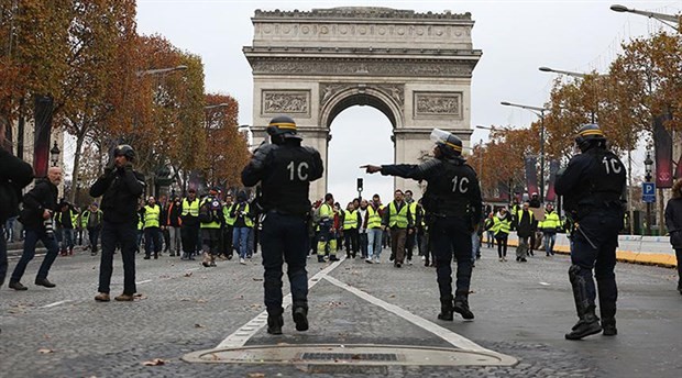 'Sarı yelekliler' Paris'te sokağa çıktı: Yüzü aşkın gözaltı